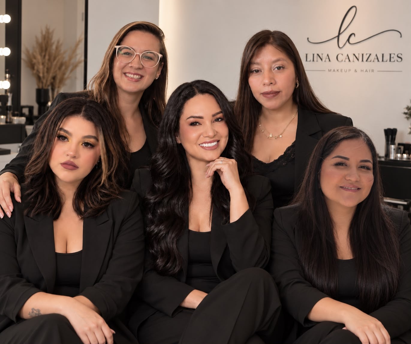Lina Canizales junto a su equipo profesional de maquilladoras y peinadoras